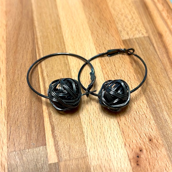 Assorted fashion earrings. - Picture 6 of 15